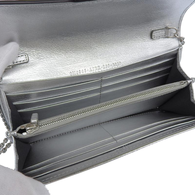http://フェンディ%20FENDI%20チェーンウォレット%20長財布%20ズッカ%20レザー%20シルバー%208M0365%20中古%20OBB0553