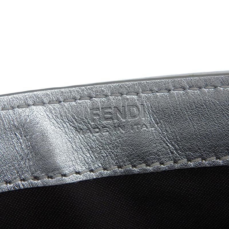 http://フェンディ%20FENDI%20チェーンウォレット%20長財布%20ズッカ%20レザー%20シルバー%208M0365%20中古%20OBB0553