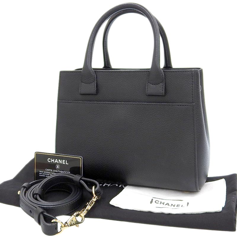 http://シャネル%20CHANEL%20ネオエグゼクティブトート%20スモール%202WAYバッグ%20ハンドバッグ%20レザー%20ブラック%2023番台%20A69929%20中古%20CH0912