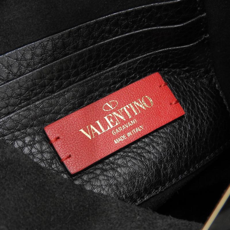 http://ヴァレンティノ%20VALENTINO%20クロスボディポーチ%202WAYバッグ%20ハンドバッグ%20ロックスタッズ%20レザー%20ブラック%20ZW2P0W31VSH%20中古%20OB1790