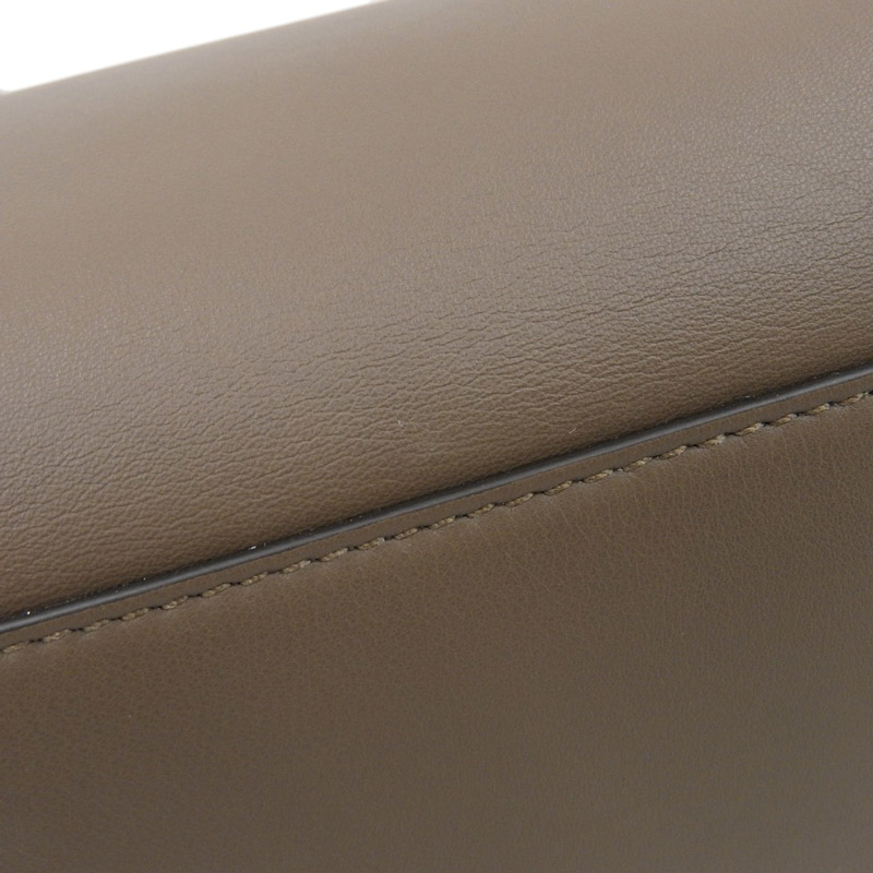 http://フェンディ%20FENDI%20ピーカブーエッセンシャリー%202WAYバッグ%20ハンドバッグ%20ショルダーバッグ%20レザー%20ブラウン%208BN302%20中古%20OB1813