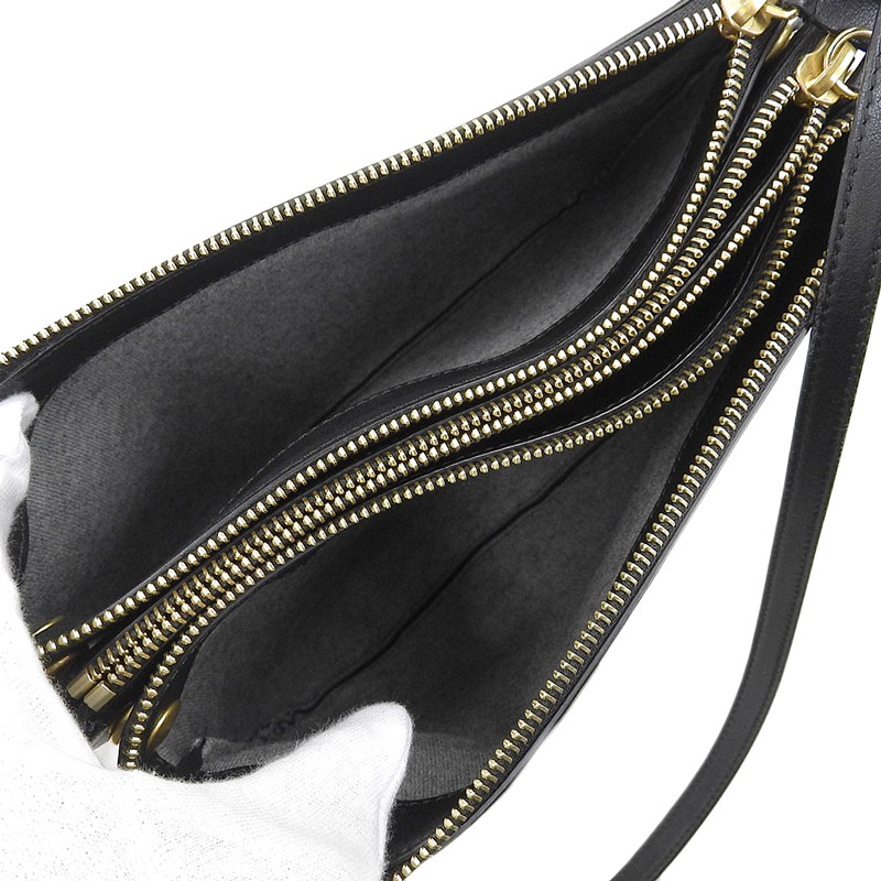 http://セリーヌ%20CELINE%20トリオ%20ショルダーバッグ%20斜め掛けショルダーバッグ%20レザー%20ブラック%20中古%20OB1816