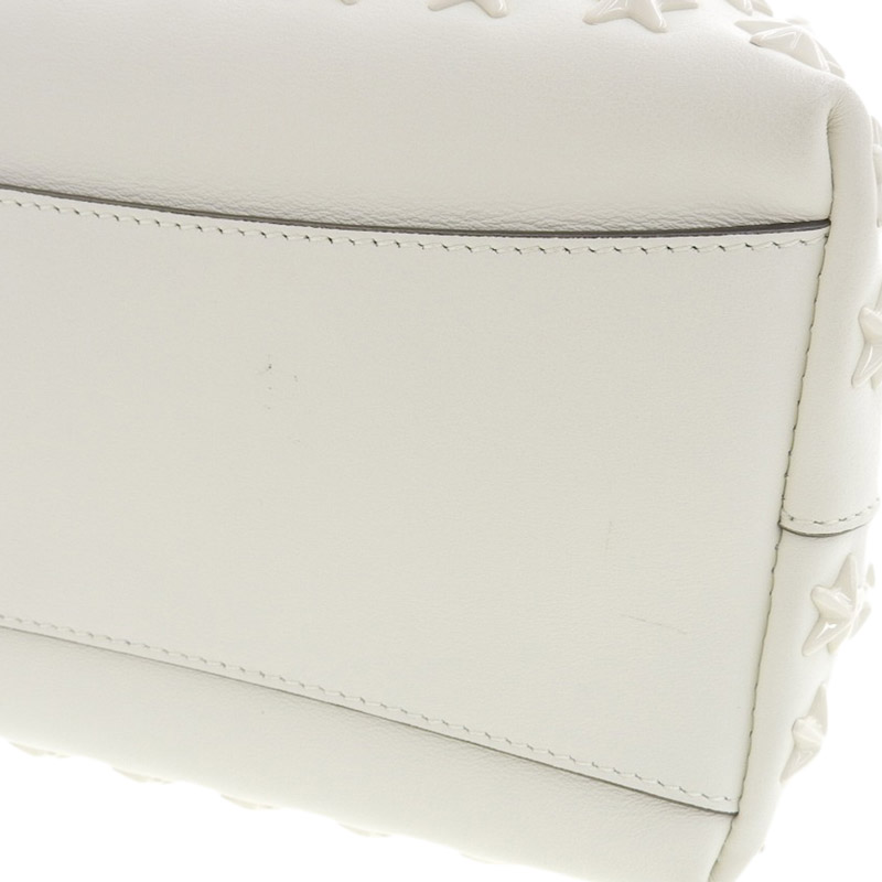 http://ジミーチュウ%20JIMMY%20CHOO%20ボンボン%202WAYバッグ%20バケットバッグ%20スタースタッズ%20レザー%20ホワイト%20中古%20OB1831