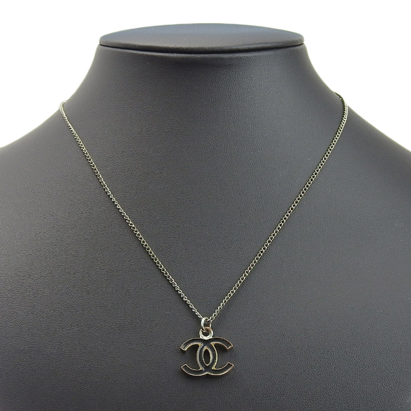 http://シャネル%20CHANEL%20ネックレス%20ココマーク%20シルバー色/ブラック%2006V%20中古%20CH0925