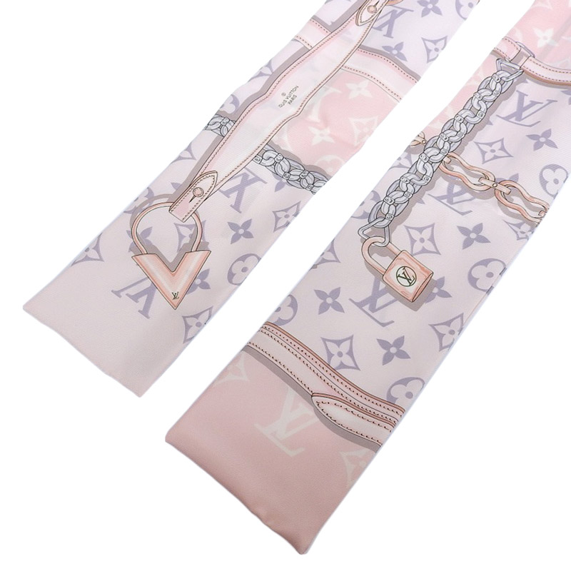 http://ルイヴィトン%20LOUIS%20VUITTON%20バンドー%20モノグラムコンフィデンシャル%20バンドー%20スカーフ%20シルク%20ローズクレール%20M70637%20中古%20LV1575