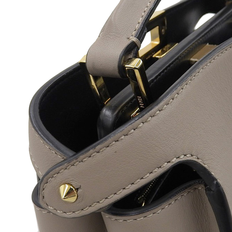 http://フェンディFENDI%20ピーカブーエッセンシャリー%202WAYバッグ%20ハンドバッグ%20ショルダーバッグ%20レザー%20グレージュ%208BN302%20中古%20OB1834