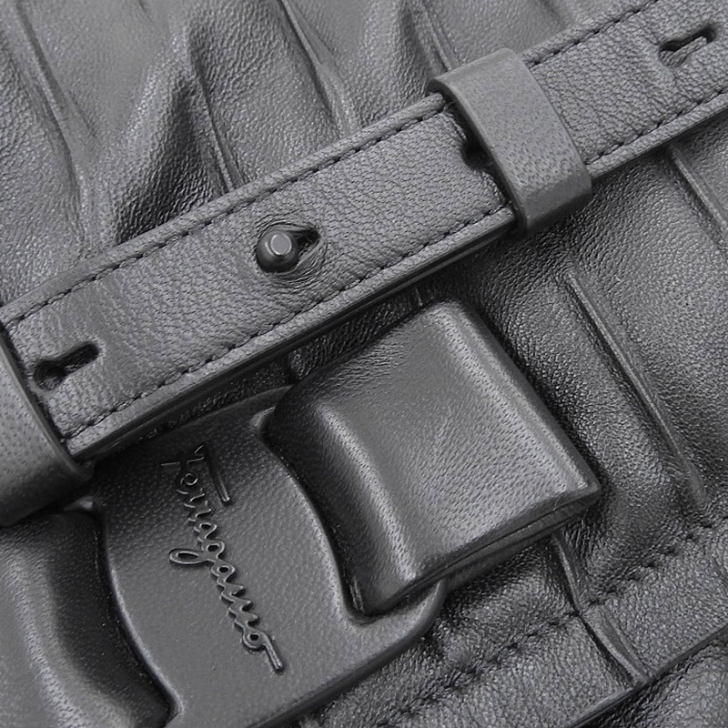 http://フェラガモ%20FERRAGAMO%20ヴィヴァボウ%20ヴァラリボン%20ショルダーバッグ%20レザー%20ブラック%20中古%20OB1835