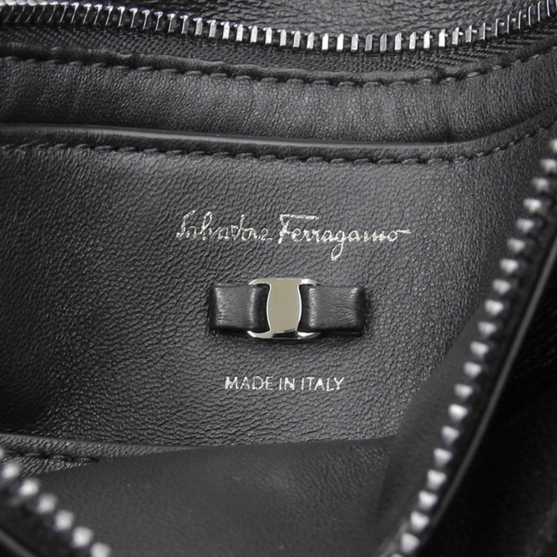 http://フェラガモ%20FERRAGAMO%20ヴィヴァボウ%20ヴァラリボン%20ショルダーバッグ%20レザー%20ブラック%20中古%20OB1835