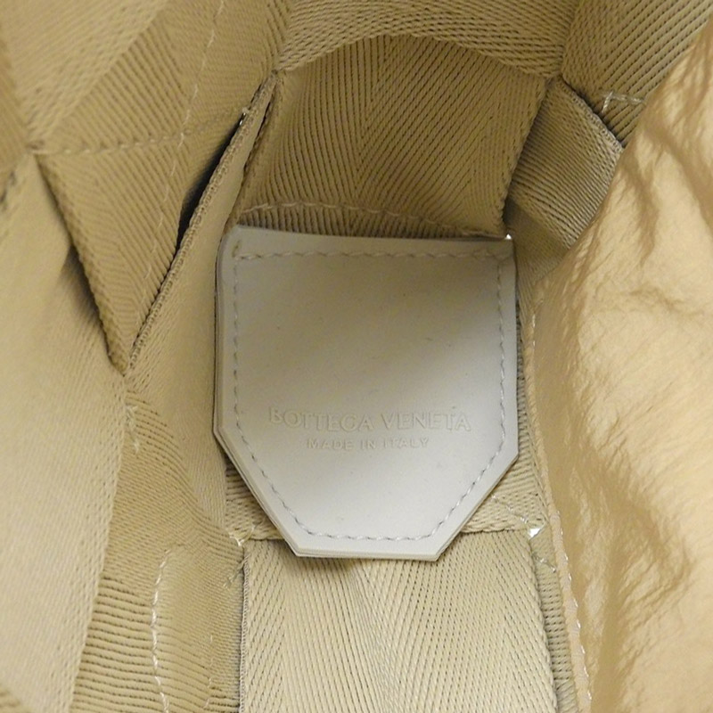http://ボッテガヴェネタ%20BOTTEGA%20VENETA%20ウェビングカセット%20ショルダーバッグ%20斜め掛け%20キャンバス%20ベージュ%20680514V1G21%20美品%20OB1843
