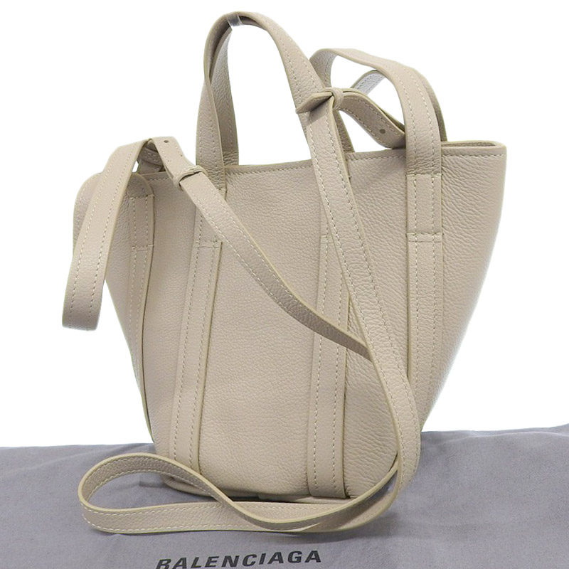 http://バレンシアガ%20BALENCIAGA%20エブリデイトートXS%202WAYバッグ%20ハンドバッグ%20ショルダーバッグ%20レザー%20ベージュ%20672793%20中古%20OB1844