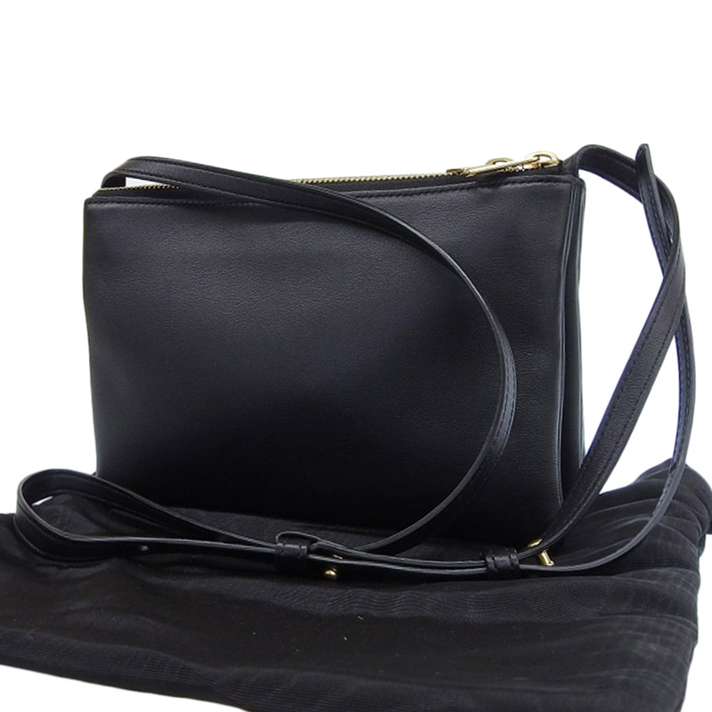 http://セリーヌ%20CELINE%20トリオ%20ショルダーバッグ%20斜め掛けショルダーバッグ%20レザー%20ブラック%20中古%20OB1846