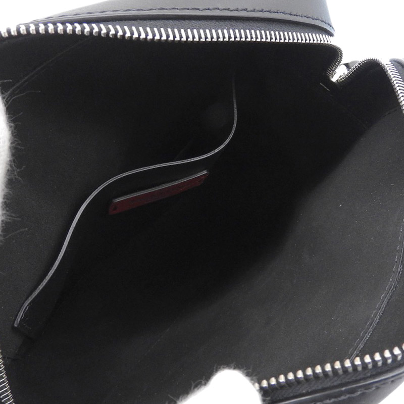 http://ヴァレンティノ%20VALENTINO%20VLTN%20ショルダーバッグ%20斜め掛けショルダー%20レザー%20ブラック%20中古%20OB1853