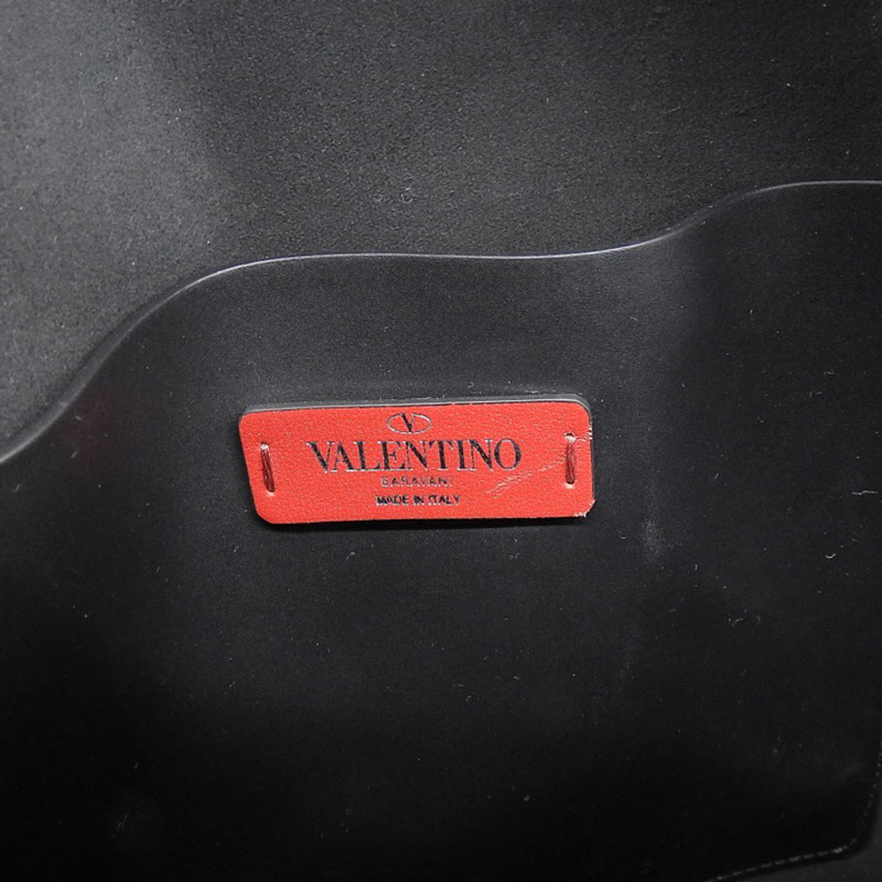 http://ヴァレンティノ%20VALENTINO%20VLTN%20ショルダーバッグ%20斜め掛けショルダー%20レザー%20ブラック%20中古%20OB1853