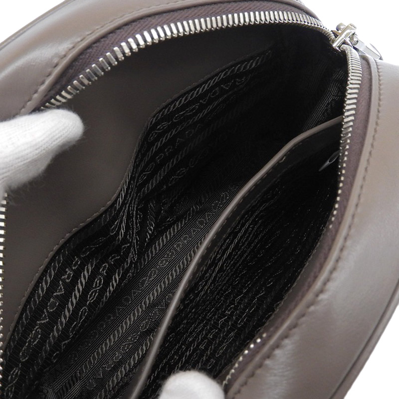 http://プラダ%20PRADA%20ショルダーバッグ%20斜め掛けショルダー%20レザー%20グレージュ%201BH130%20中古%20OB1854