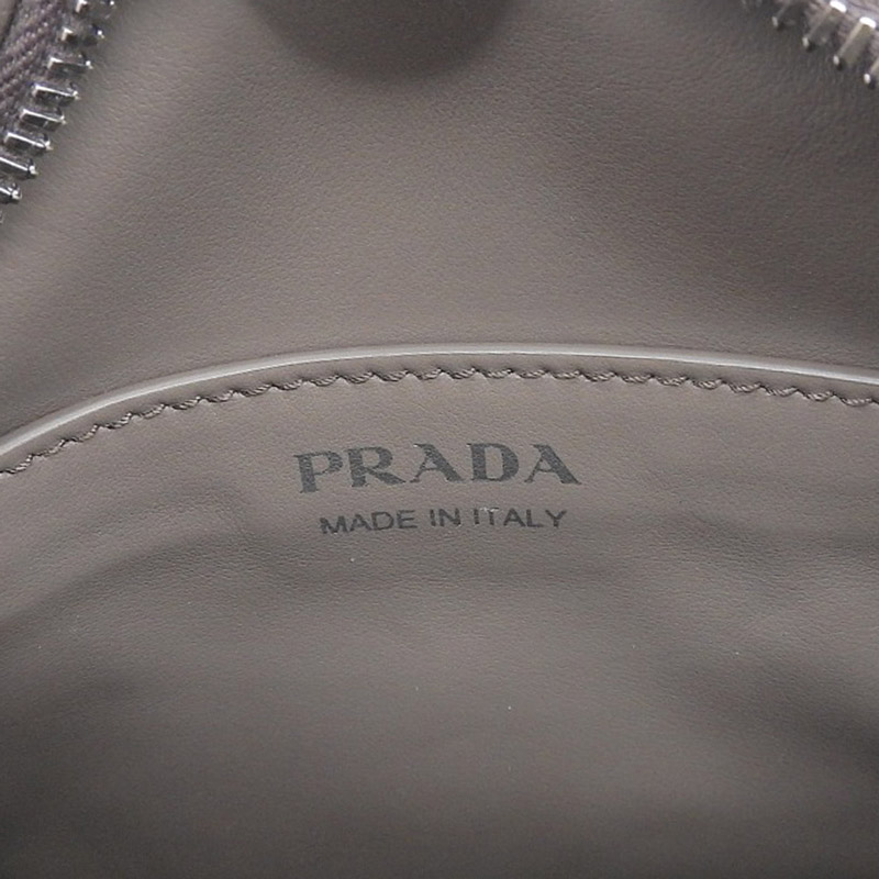 http://プラダ%20PRADA%20ショルダーバッグ%20斜め掛けショルダー%20レザー%20グレージュ%201BH130%20中古%20OB1854