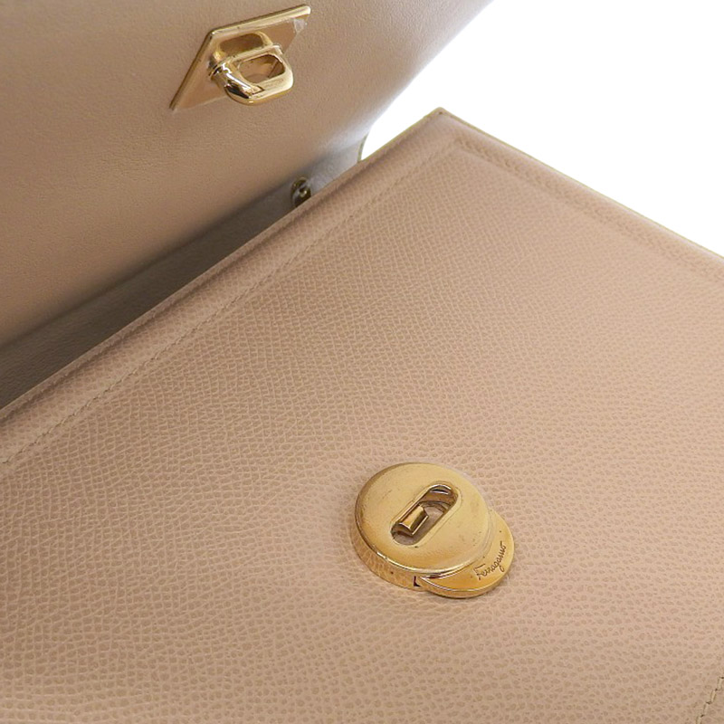 http://フェラガモ%20FERRAGAMO%20ヴァラ%20ショルダーバッグ%20チェーンショルダー%20レザー%20ピンクベージュ%20中古%20OB1863