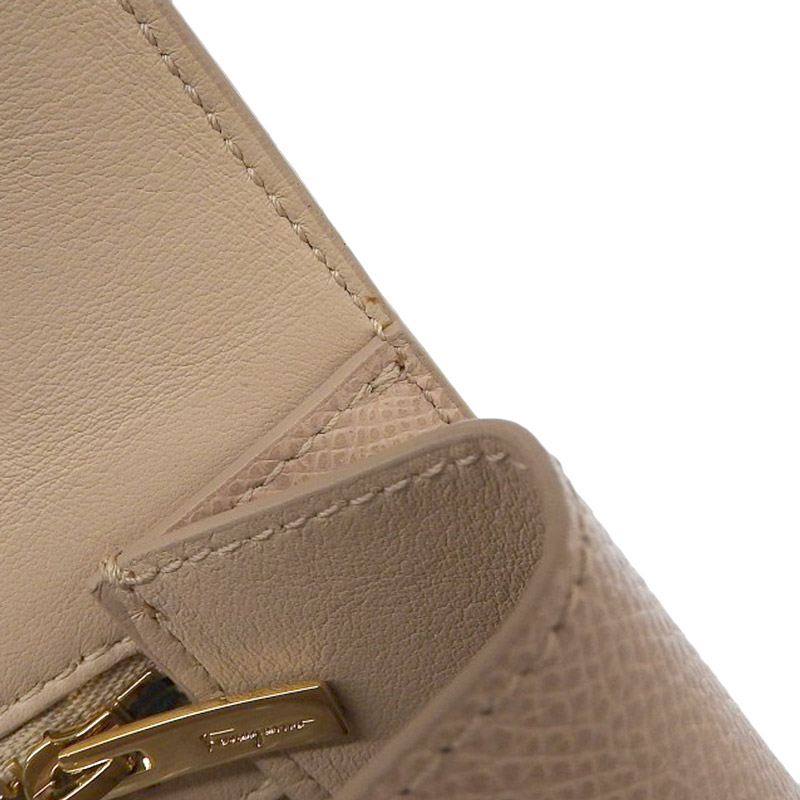 http://フェラガモ%20FERRAGAMO%20ヴァラ%20ショルダーバッグ%20チェーンショルダー%20レザー%20ピンクベージュ%20中古%20OB1863