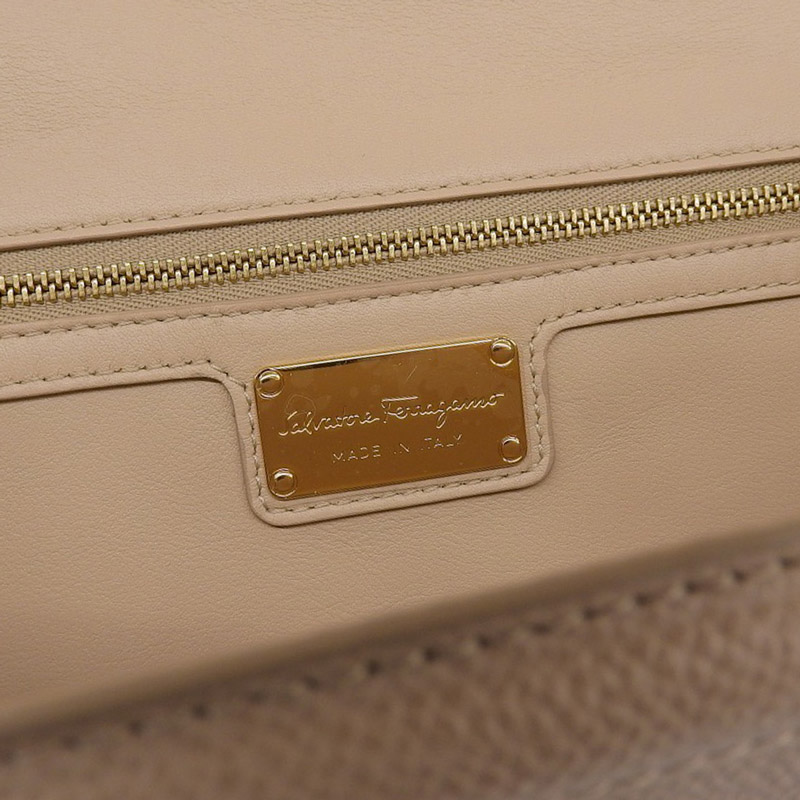 http://フェラガモ%20FERRAGAMO%20ヴァラ%20ショルダーバッグ%20チェーンショルダー%20レザー%20ピンクベージュ%20中古%20OB1863