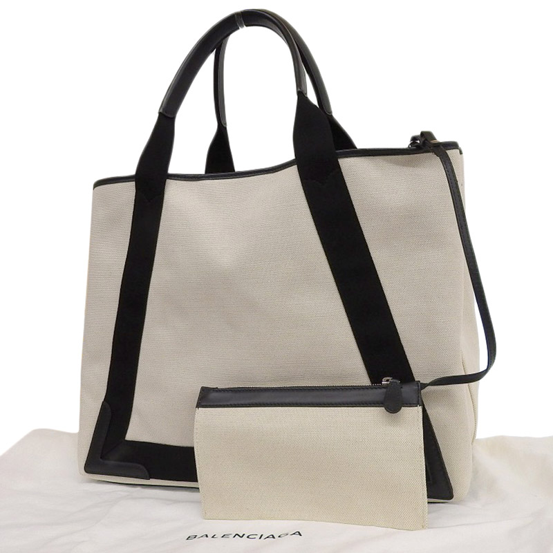http://バレンシアガ%20BALENCIAGA%20ネイビーカバスM%20トートバッグ%20キャンバス/レザー%20ホワイト/ブラック%20339936%20中古%20OB1867