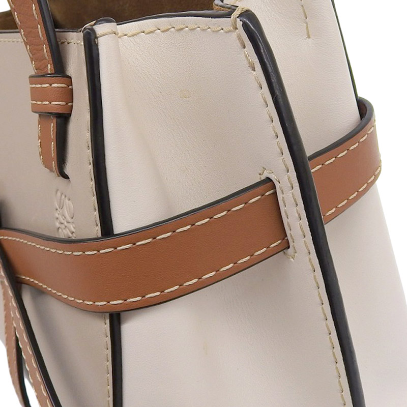 http://ロエベ%20LOEWE%20ゲートトップハンドルミニ%202WAYバッグ%20ハンドバッグ%20レザー%20ホワイト/ベージュ/ブラウン%20中古%20OB1874