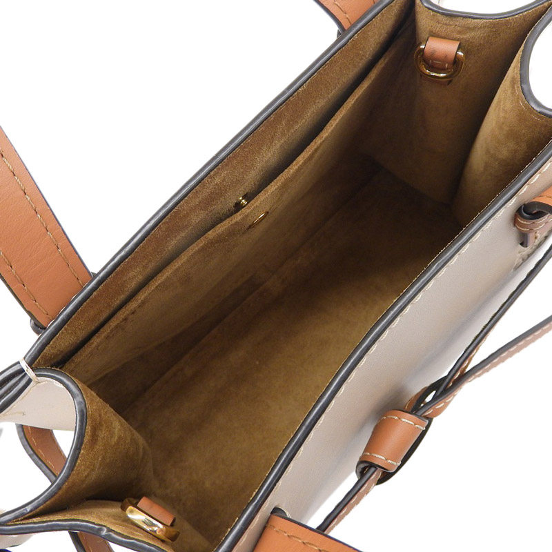 http://ロエベ%20LOEWE%20ゲートトップハンドルミニ%202WAYバッグ%20ハンドバッグ%20レザー%20ホワイト/ベージュ/ブラウン%20中古%20OB1874