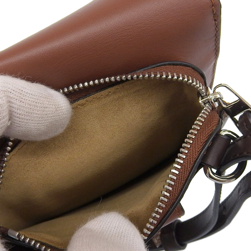 http://ロエベ%20LOEWE%20ガセットフラット%20ショルダーバッグ%20レザー%20ブラウン%20中古%20OB1879