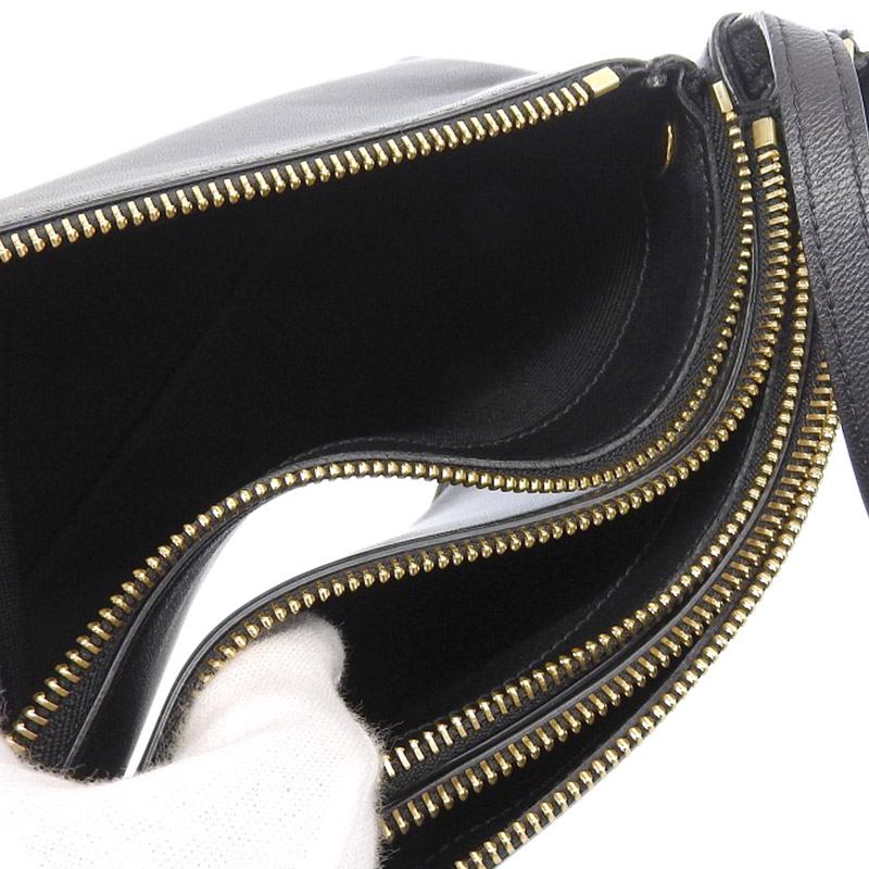 http://セリーヌ%20CELINE%20トリオ%20ショルダーバッグ%20斜め掛けショルダーバッグ%20レザー%20ブラック%20中古%20OB1893
