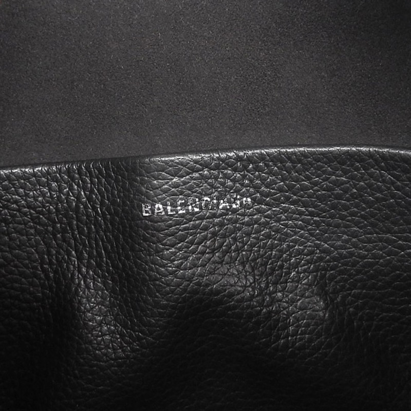 http://バレンシアガ%20BALENCIAGA%20エブリデイ%20ショルダーバッグ%20カメラバッグ%20ポシェット%20レザー%20ブラック%20679267%20中古%20OB1896