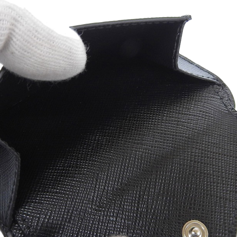 http://プラダ%20PRADA%20三つ折り財布%20コンパクトウォレット%20サフィアーノ%20レザー%20ブラック%201MH021%20中古%20OBB0557
