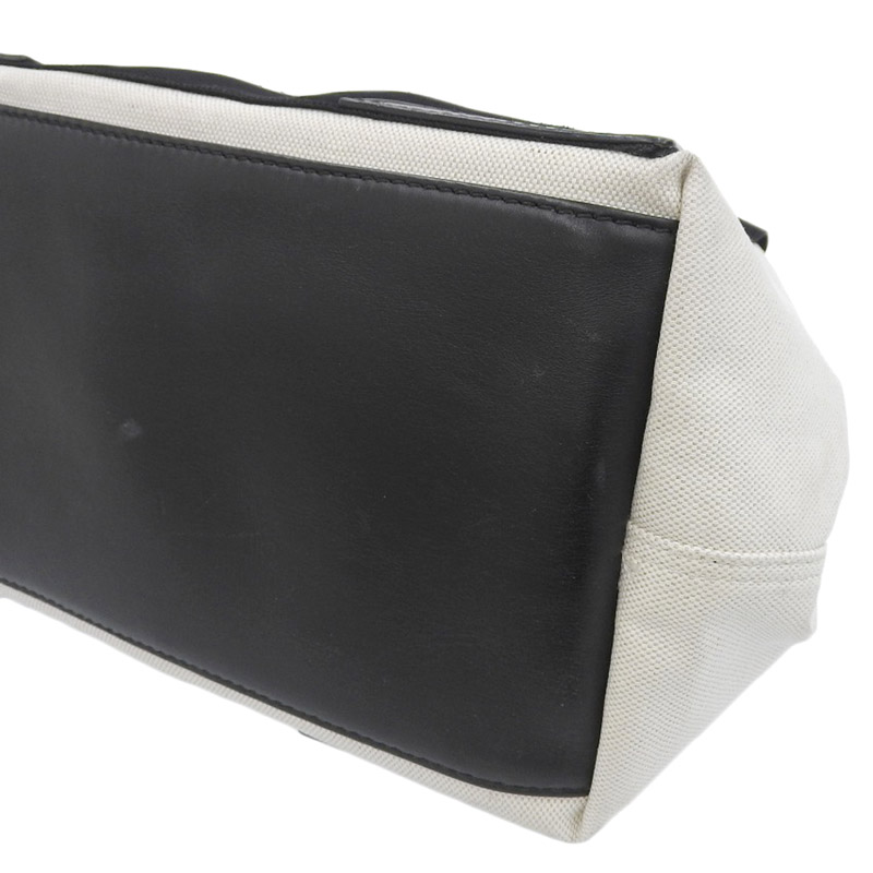 http://バレンシアガ%20BALENCIAGA%20ネイビーカバスS%20トートバッグ%20キャンバス/レザー%20ホワイト/ブラック%20中古%20OB1907