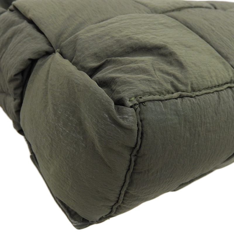 http://ボッテガヴェネタ%20BOTTEGA%20VENETA%20マキシイントレチャート%20カセット%20ショルダーバッグ%20ナイロン%20カーキ%20中古%20OB2003