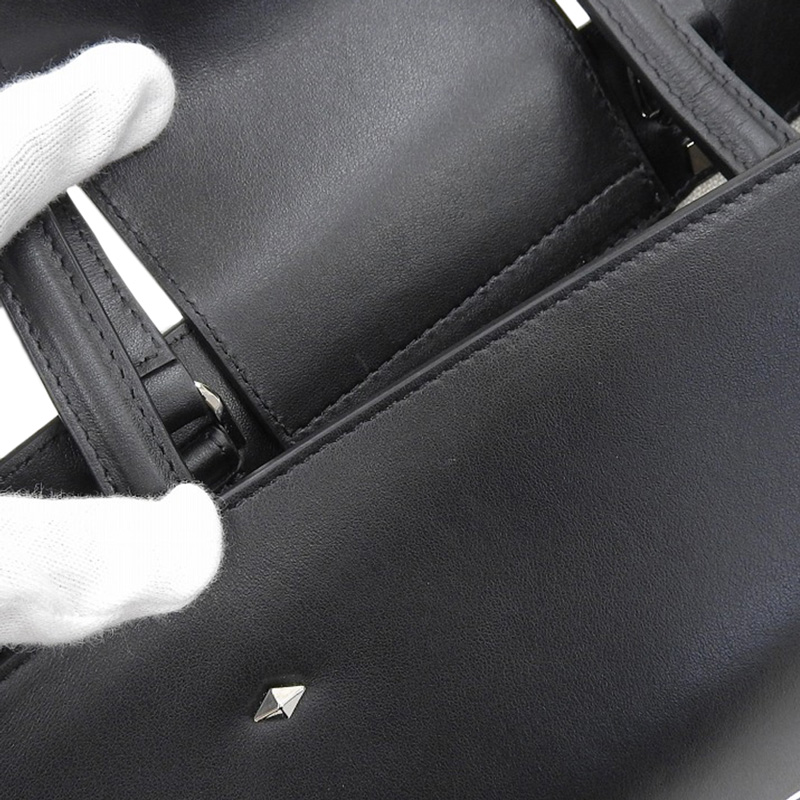 http://ジミーチュウ%20JIMMY%20CHOO%20ロゴ%20トートバッグ%20レザー%20ブラック%20中古%20OB2006