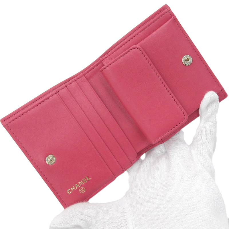 http://シャネル%20CHANEL%20二つ折り財布%20コンパクトウォレット%20キャビアスキン%20レザー%20ピンク%20中古%20CH0932