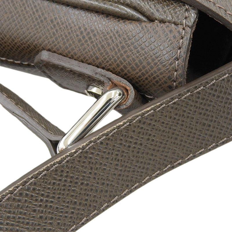 http://ルイヴィトン%20LOUIS%20VUITTON%20タイガ%20ルカ%20ショルダーバッグ%20斜め掛けショルダー%20グリズリ%20M31198%20中古%20LV1587