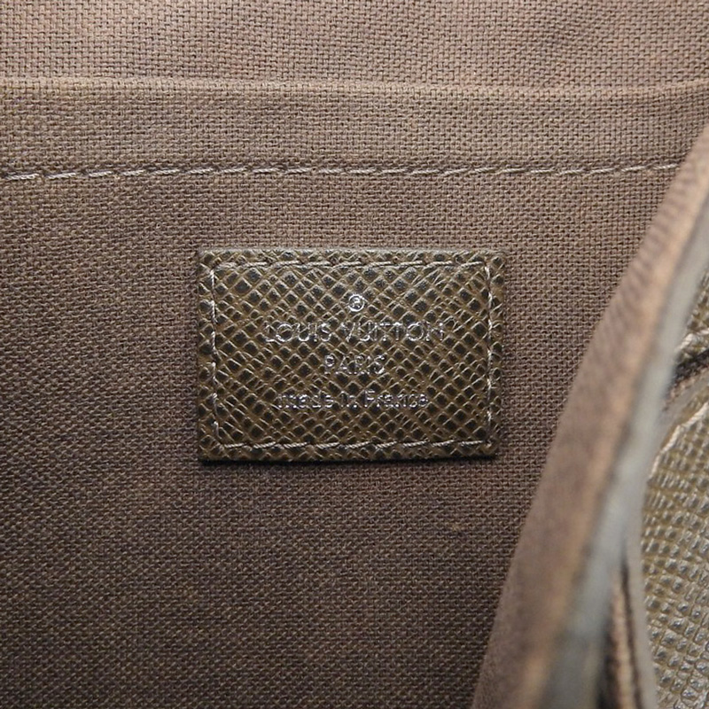 http://ルイヴィトン%20LOUIS%20VUITTON%20タイガ%20ルカ%20ショルダーバッグ%20斜め掛けショルダー%20グリズリ%20M31198%20中古%20LV1587