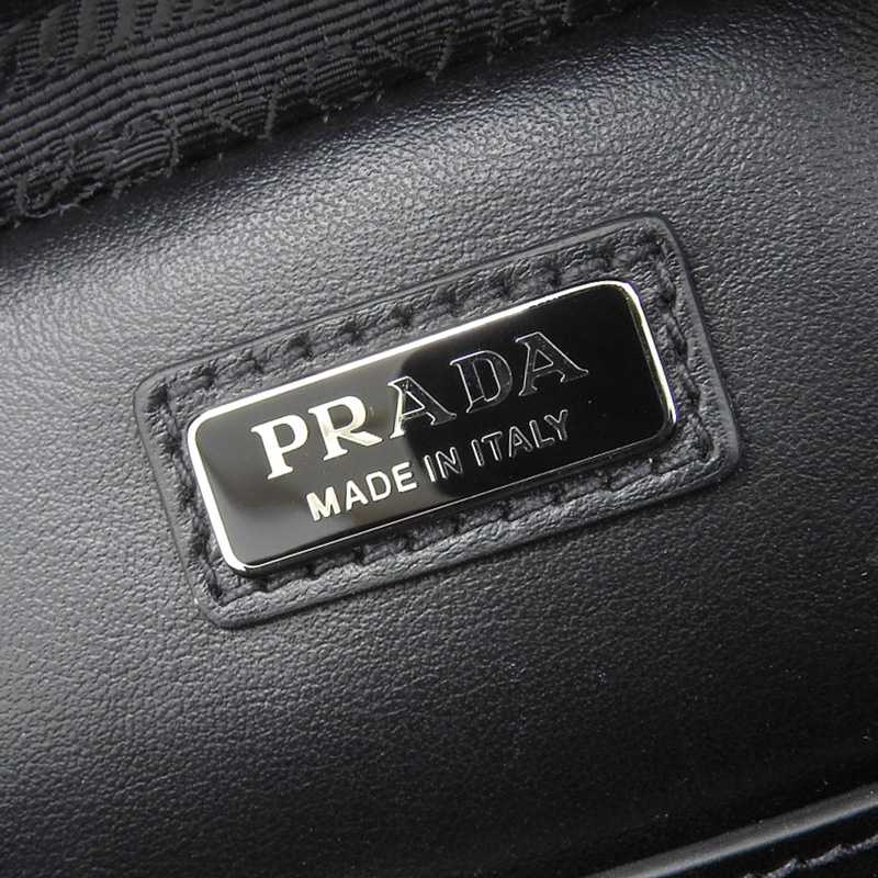 http://プラダ%20PRADA%20ショルダーバッグ%20サフィアーノ%20レザー%20ブラック%202VH154%20中古%20OB1926