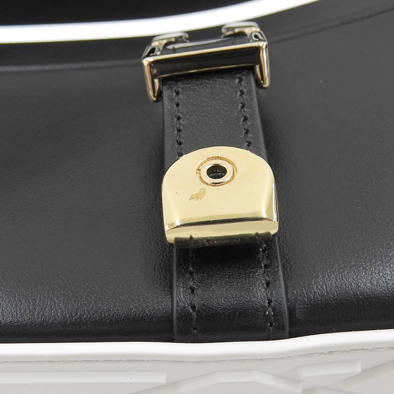 http://ディオール%20CHRISTIAN%20DIOR%20キャンプ%20ショルダーバッグ%20斜め掛けショルダー%20レザー%20ブラック/ホワイト%20中古%20OB1935