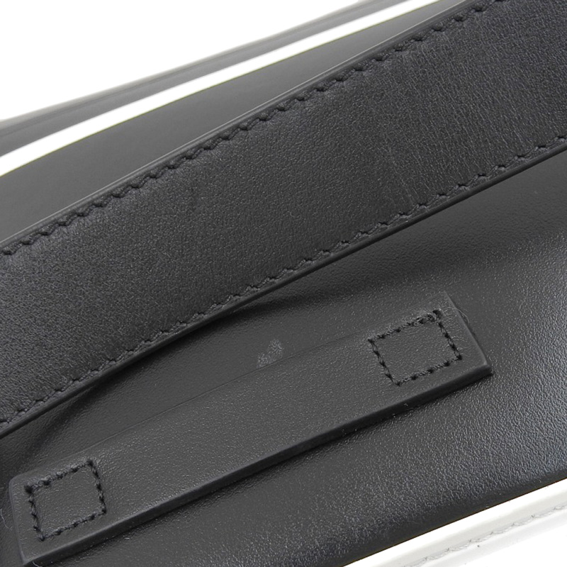 http://ディオール%20CHRISTIAN%20DIOR%20キャンプ%20ショルダーバッグ%20斜め掛けショルダー%20レザー%20ブラック/ホワイト%20中古%20OB1935