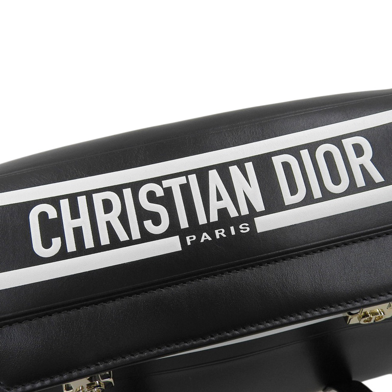 http://ディオール%20CHRISTIAN%20DIOR%20キャンプ%20ショルダーバッグ%20斜め掛けショルダー%20レザー%20ブラック/ホワイト%20中古%20OB1935