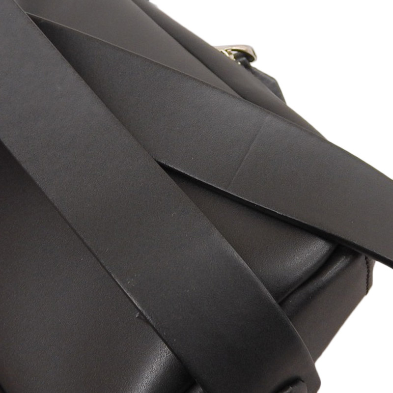 http://ヴァレンティノ%20VALENTINO%20ボディバッグ%20ウエストバッグ%20レザー%20ブラック%20中古%20OB1960