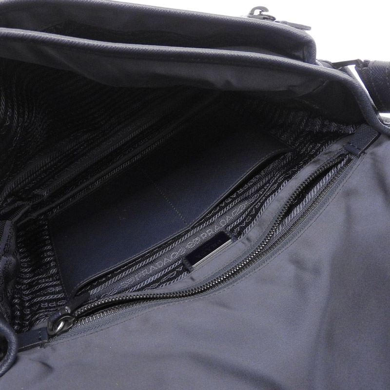 http://プラダ%20PRADA%20ショルダーバッグ%20メッセンジャーバッグ%20ナイロン/レザー%20ネイビー%202VD768%20中古%20OB1962