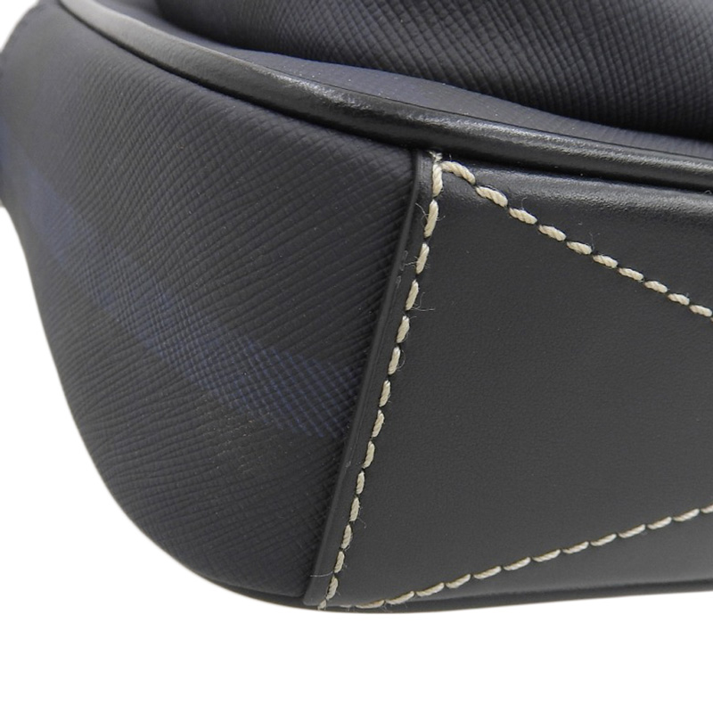 http://バーバリー%20BURBERRY%20ショルダーバッグ%20斜め掛けショルダー%20PVC/レザー%20ネイビー/ブラック%20中古%20OB2020