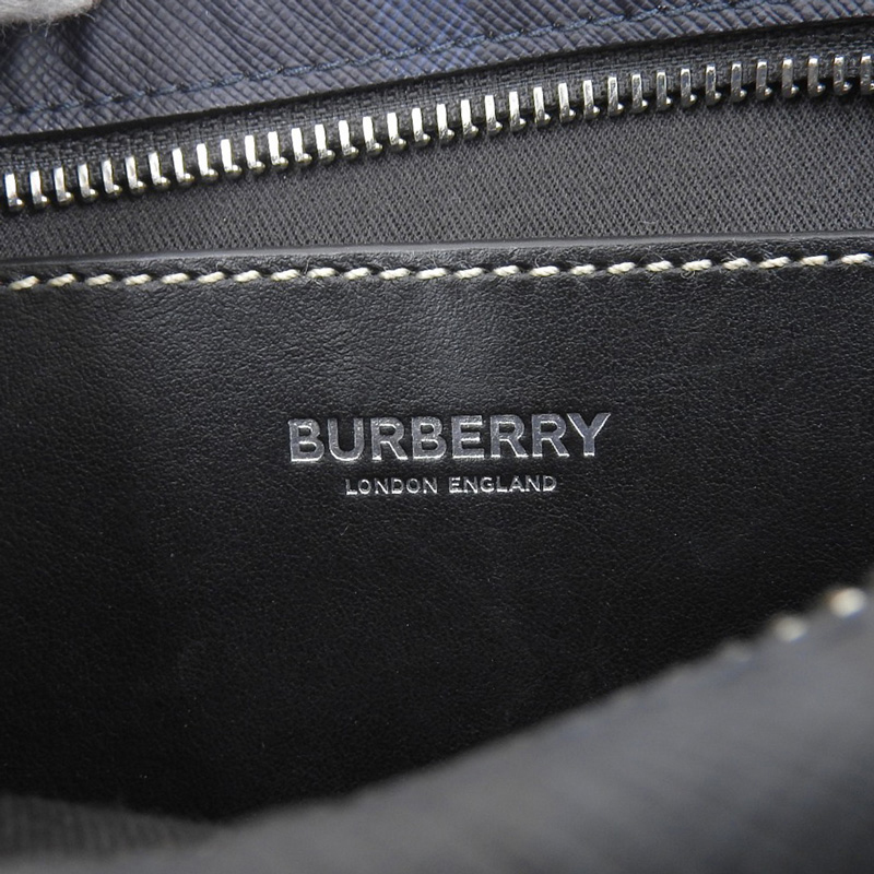 http://バーバリー%20BURBERRY%20ショルダーバッグ%20斜め掛けショルダー%20PVC/レザー%20ネイビー/ブラック%20中古%20OB2020