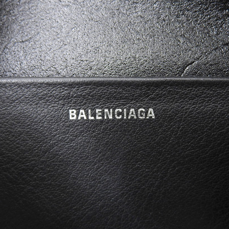 http://バレンシアガ%20BALENCIAGA%20エブリデイ%20ショルダーバッグ%20カメラバッグ%20ポシェット%20レザー%20グレー%20489812%20中古%20OB2021