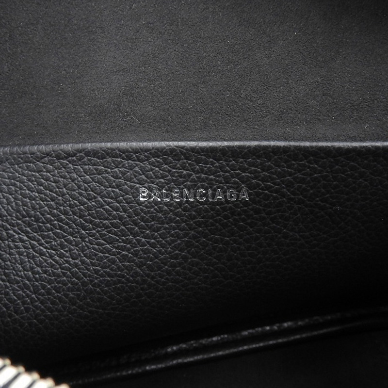 http://バレンシアガ%20BALENCIAGA%20エブリデイ%20ショルダーバッグ%20カメラバッグ%20ポシェット%20レザー%20ブラック%20679267%20中古%20OB2022