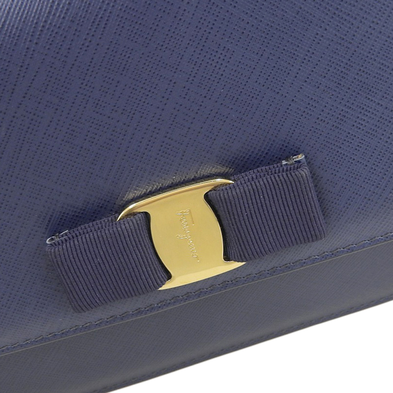 http://フェラガモ%20FERRAGAMO%20ヴァラ%20ショルダーバッグ%20チェーンショルダー%20レザー%20ネイビー%20中古%20OB2024