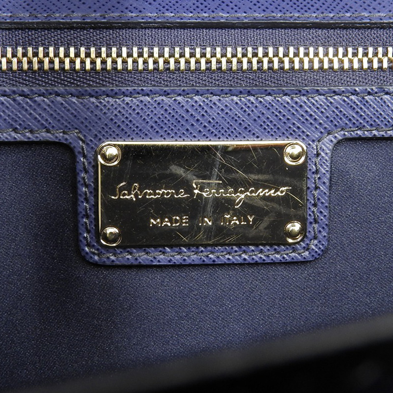 http://フェラガモ%20FERRAGAMO%20ヴァラ%20ショルダーバッグ%20チェーンショルダー%20レザー%20ネイビー%20中古%20OB2024