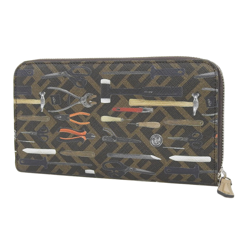 http://フェンディ%20FENDI%20ラウンドファスナー%20長財布%20ツールデザインプリント%20ズッカ柄%20PVC%20ブラウン系%207M0210%20中古%20OBB0560