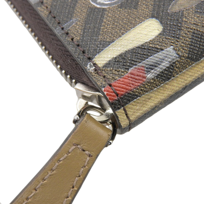 http://フェンディ%20FENDI%20ラウンドファスナー%20長財布%20ツールデザインプリント%20ズッカ柄%20PVC%20ブラウン系%207M0210%20中古%20OBB0560