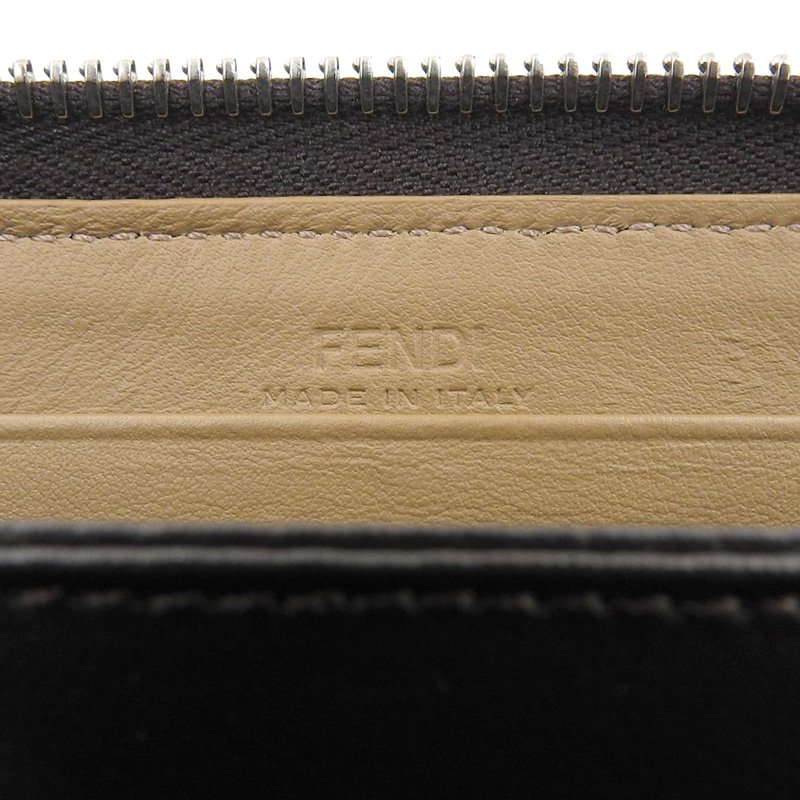 http://フェンディ%20FENDI%20ラウンドファスナー%20長財布%20ツールデザインプリント%20ズッカ柄%20PVC%20ブラウン系%207M0210%20中古%20OBB0560
